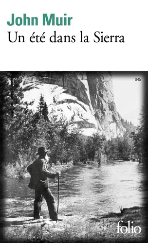 Couverture du livre de John Muir, un été dans la Sierra. Un homme, bâton de marche à la main, près d'une étendue d'eau dans les montagnes.